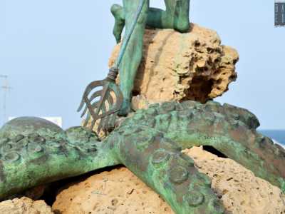 ...� stata fatta con bronzo fuso (diventato  di color verdognolo a causa di una reazione con la salsedine) 